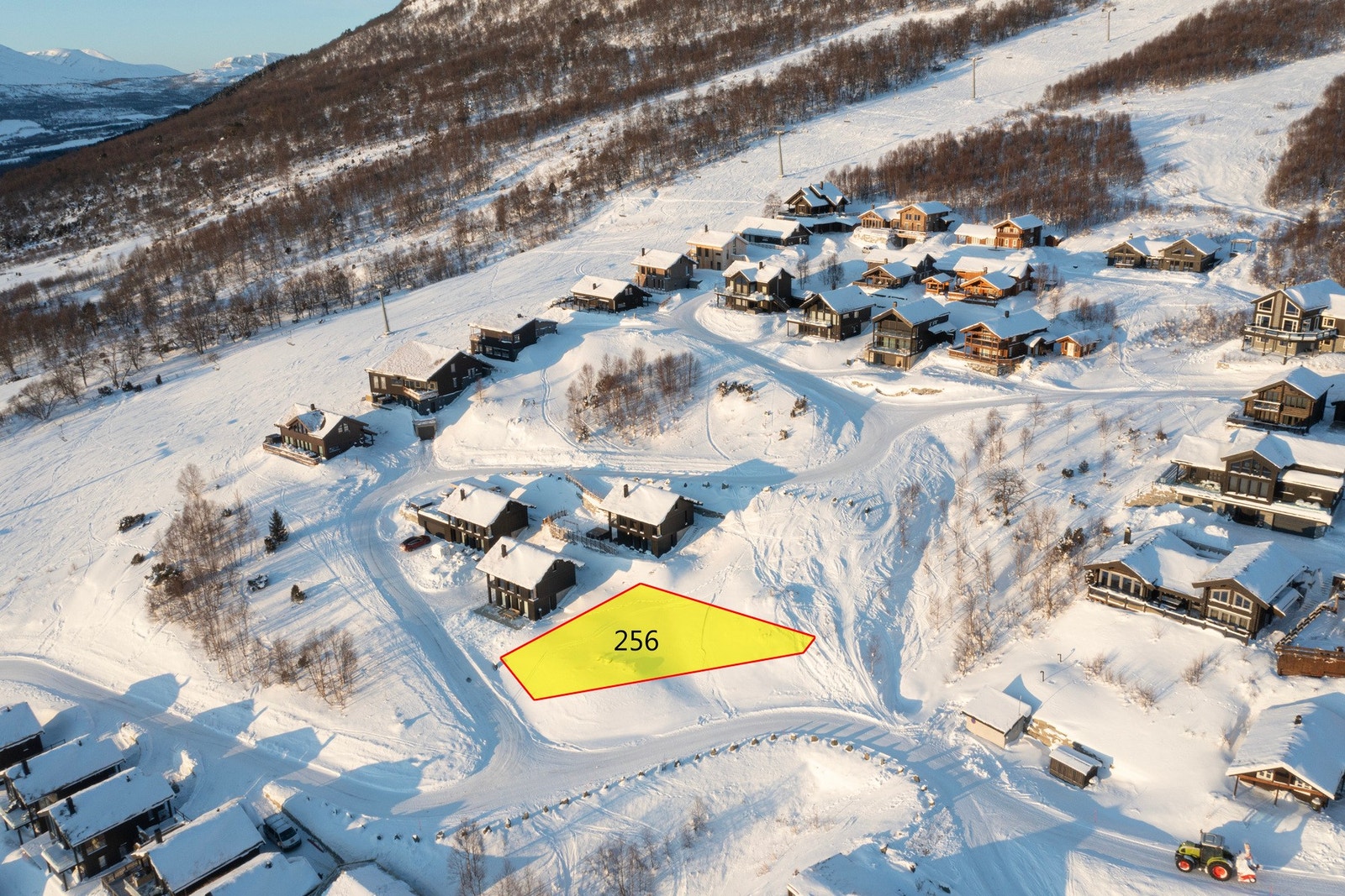 Enkel adkomst til eiendommen. Brøyting, strøing og vedlikehold gjennomføres av velforeningen. Galleribilde