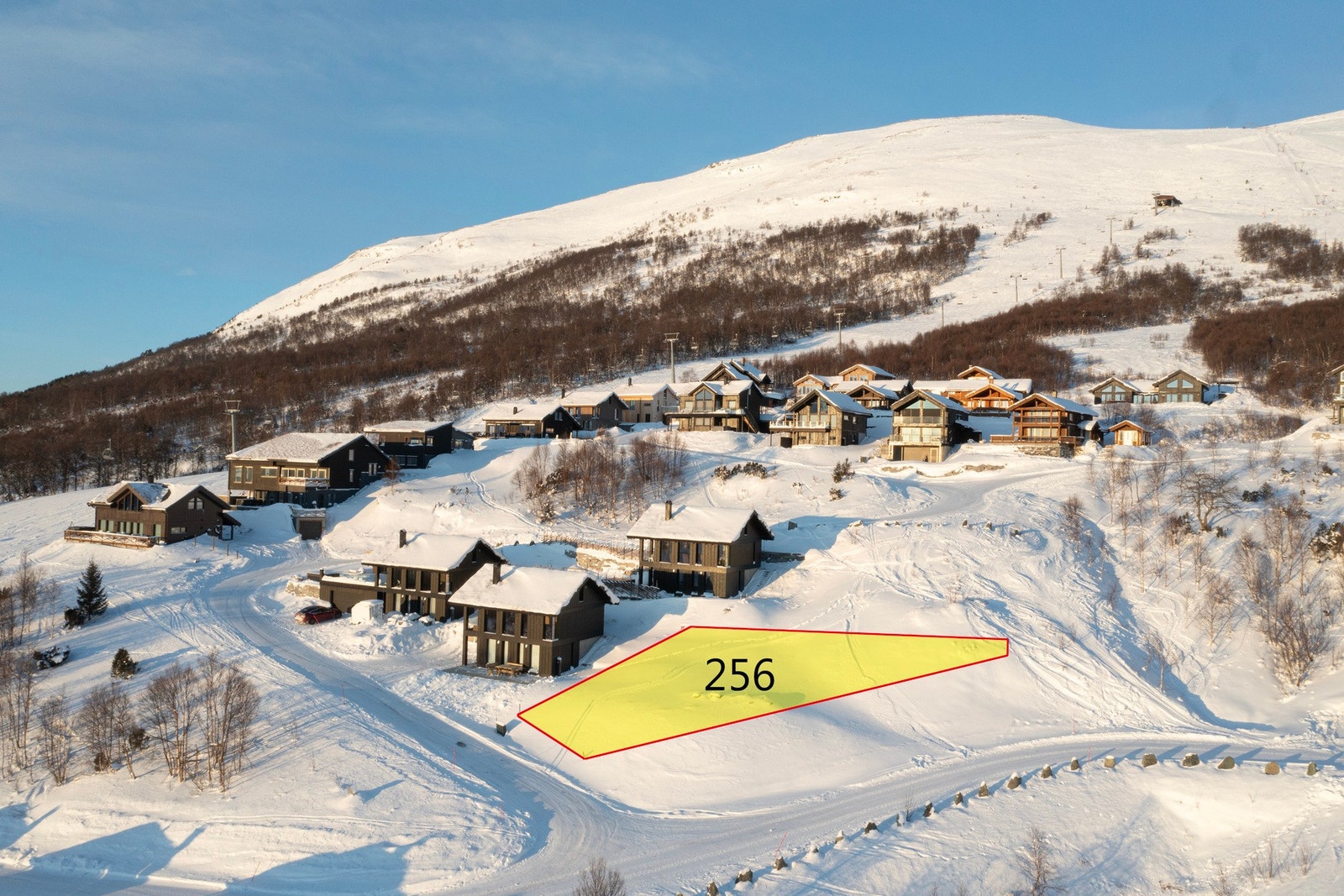 Tomten har en lekker beliggenhet midt Vangslia. Galleribilde