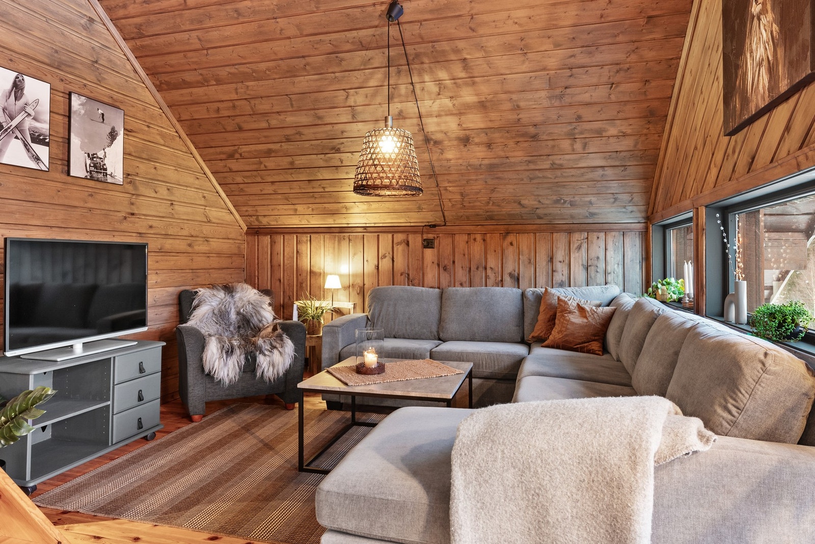 Den høye himlingen gir hytta en lys og innbydende atmosfære Galleribilde