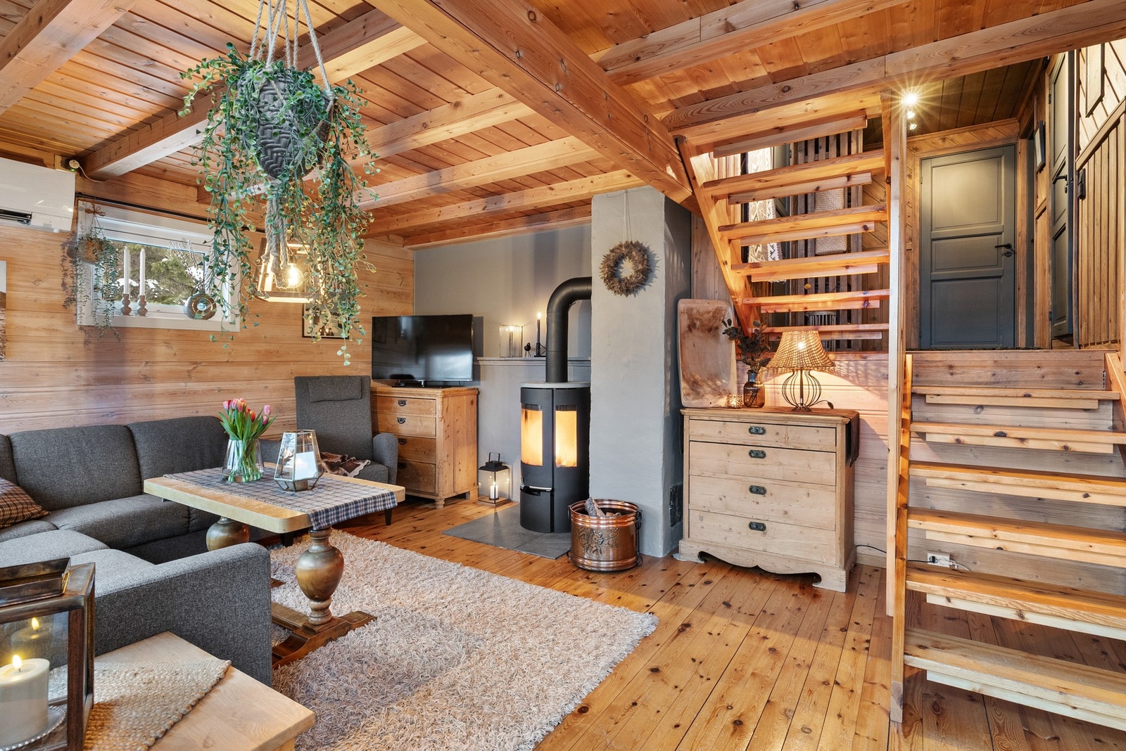 Hovedplanet består av vindfang, gang, bad, 2 soverom, kjøkken og stue Galleribilde