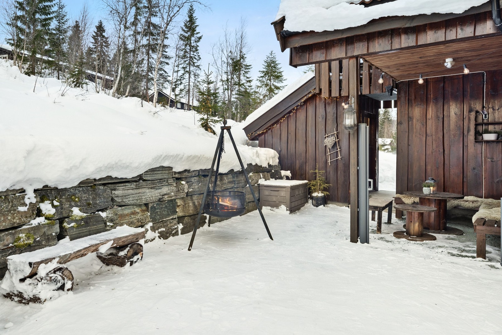 Tomten er planert og pent opparbeidet med skifersteinsmur. Skjermet og koselig uteområde Galleribilde