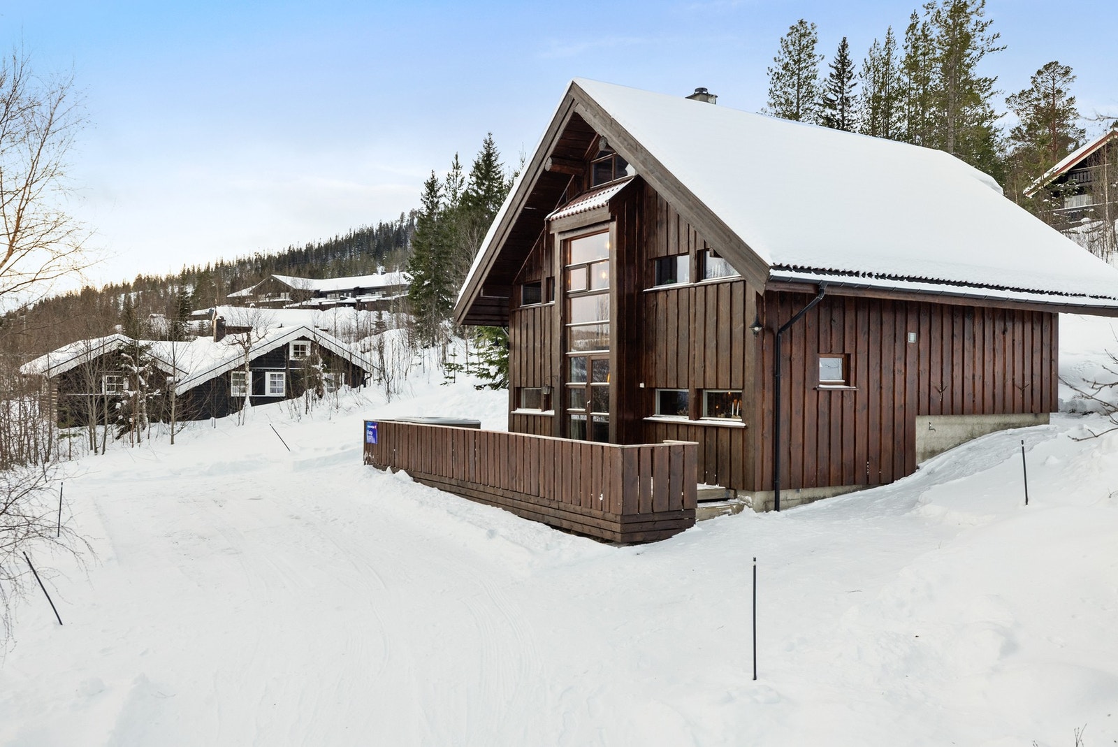 Hytta ble oppført i 1990 og har familievennlige løsninger med to stuer og fire soverom Galleribilde