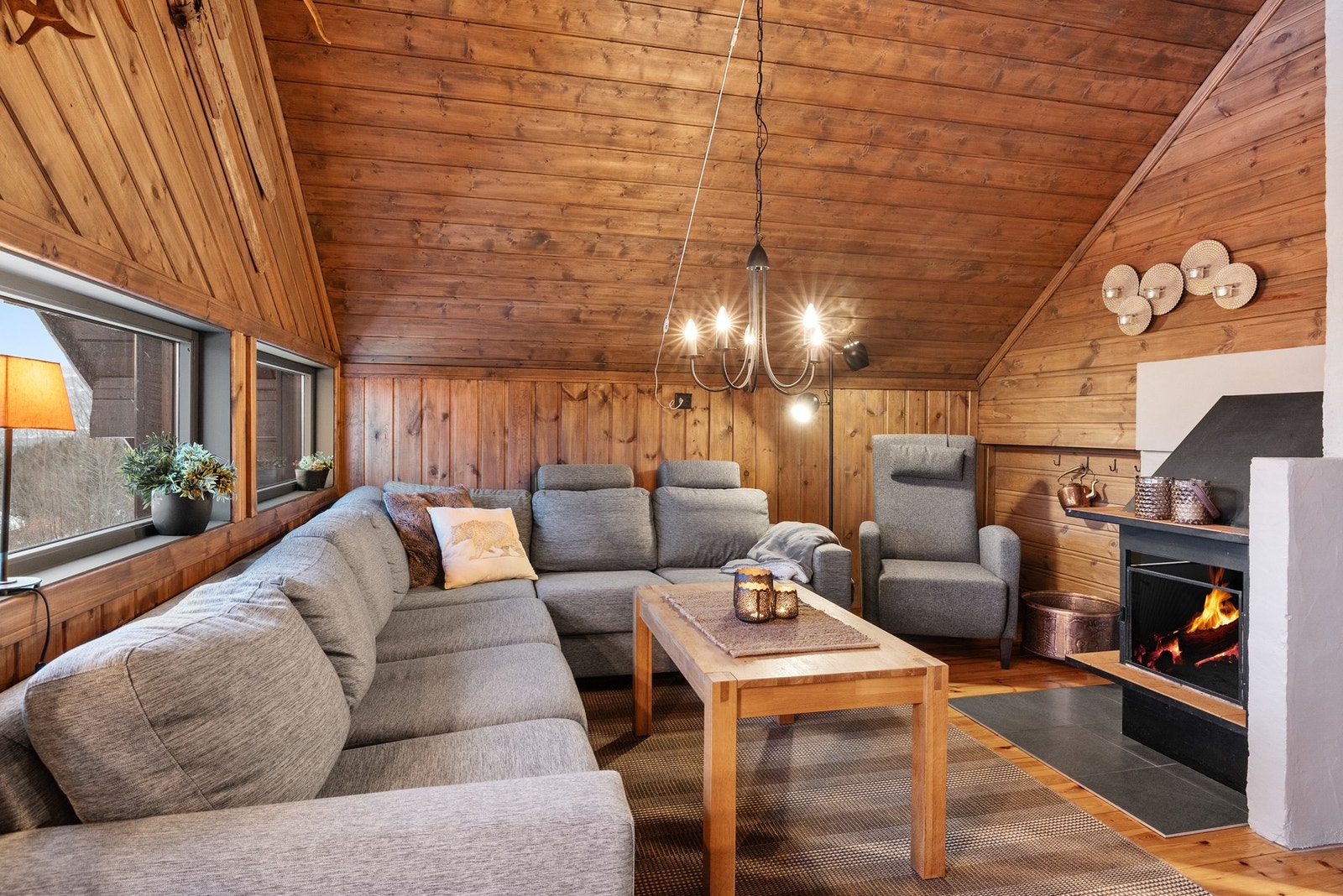 Åpen peis som tilfører både varme og stemning i rommet Galleribilde