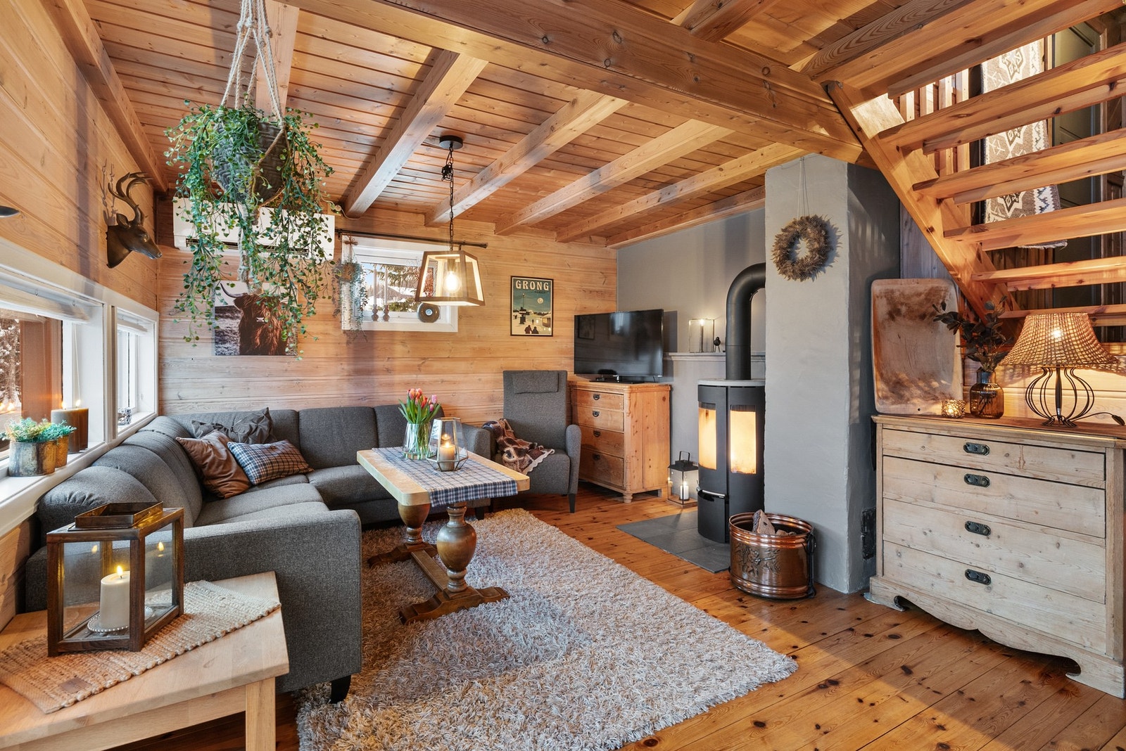 Ekte hyttestemning med lune panelvegger og lakkerte tregulv Galleribilde