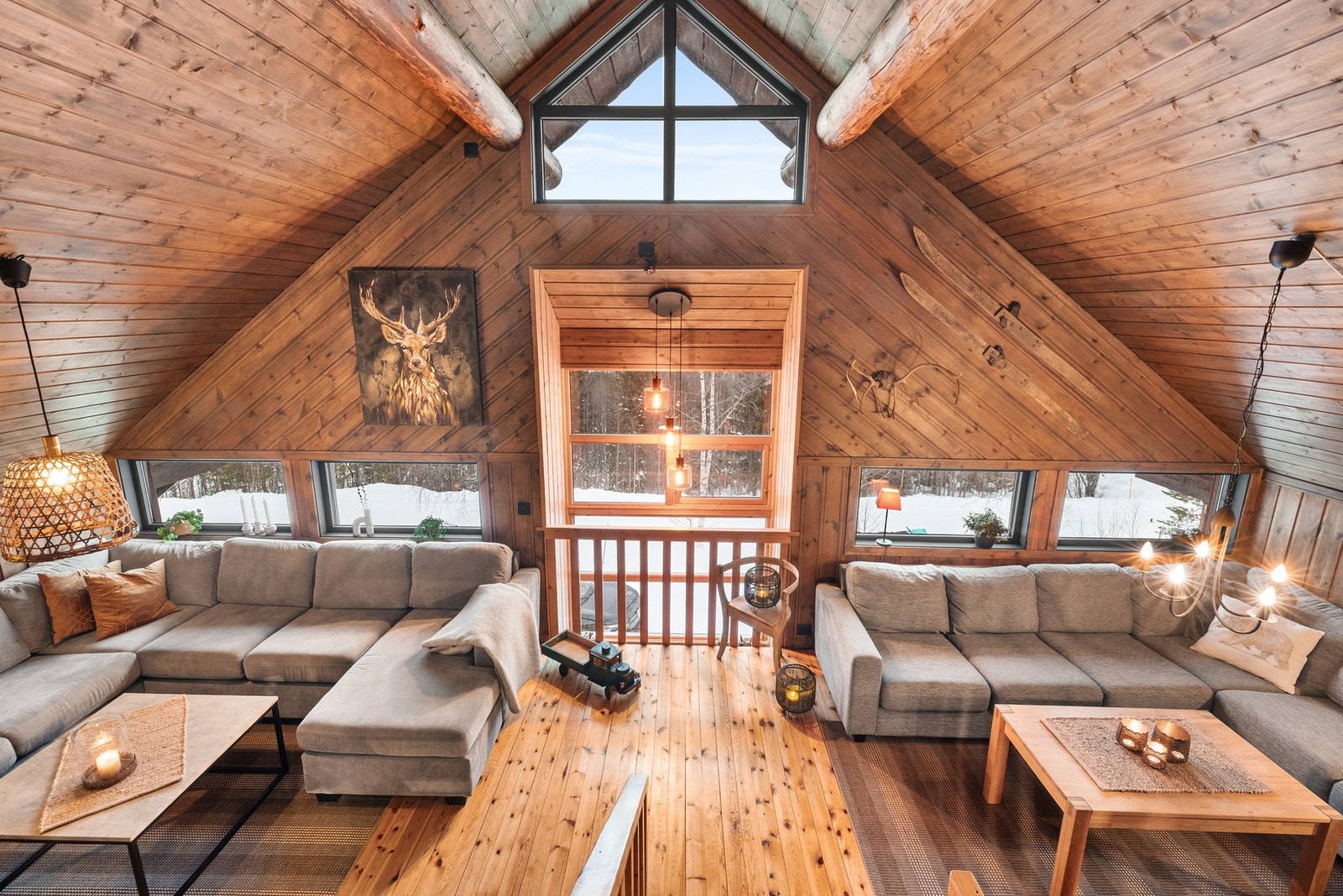 Lun og koselig loftstue som inviterer til både avslapning og hyggelige stunder med familie og venner Galleribilde