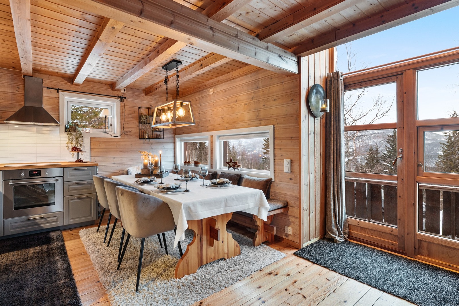 Terrassen og de trivelige uteområdene gir ekstra rom for hygge og uteliv Galleribilde