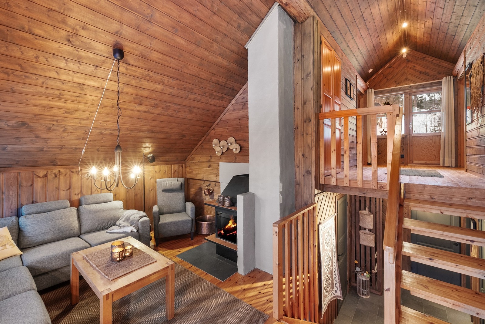 Stue i 2.etasje. Trappen leder til soverommene oppe Galleribilde