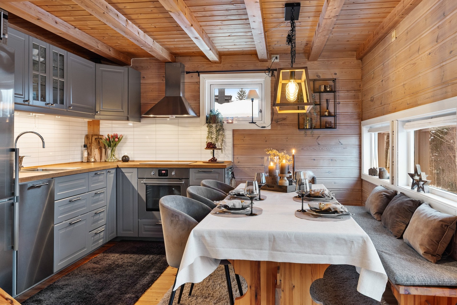 Kjøkkenet har en koselig atmosfære hvor både matlaging og hyttekos nytes Galleribilde