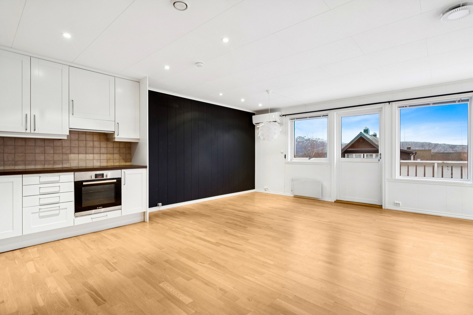 Leilighetsbygget ble oppført rundt 2009, og leiligheten har en fin planløsning og store vindusflater Galleribilde