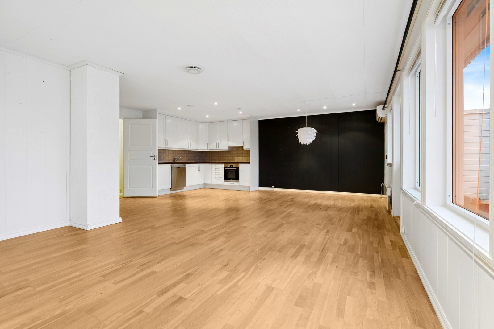 Leiligheten har oppvarming med luft-til-luft varmepumpe av merket Wilfa fra 2023. For øvrig elektrisk oppvarming. Galleribilde