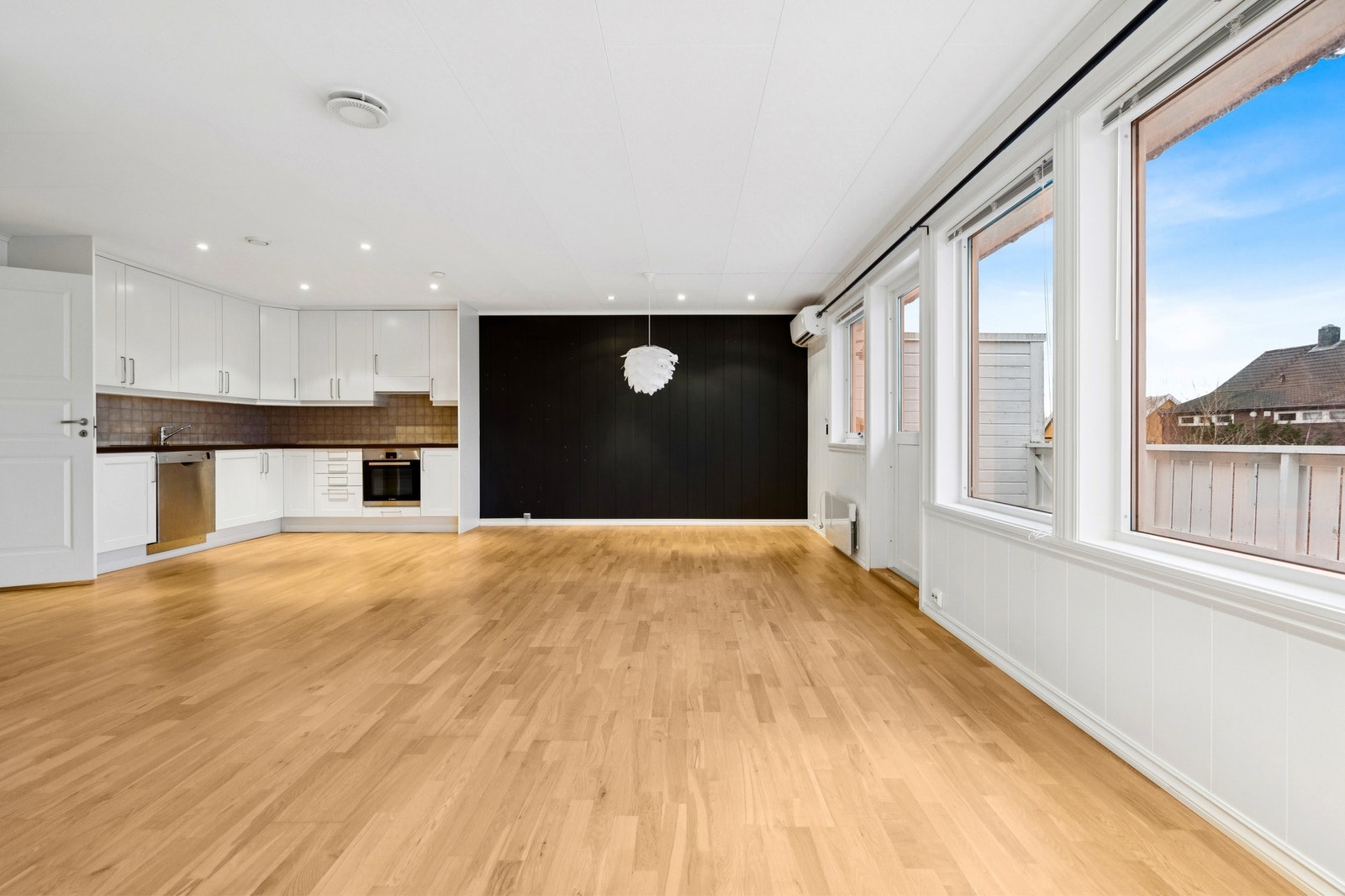 Her får du en moderne åpen stue- og kjøkkenløsning som gir rom for både hygge og funksjonalitet. Galleribilde