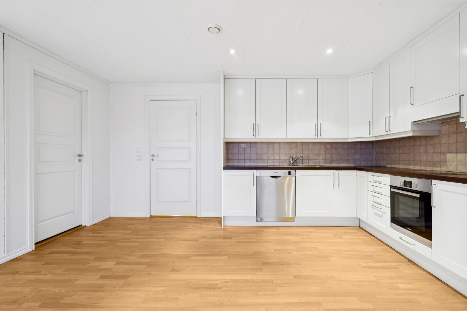 Leiligheten byr på et fint kvalitetskjøkken med god plass til spisegruppe Galleribilde