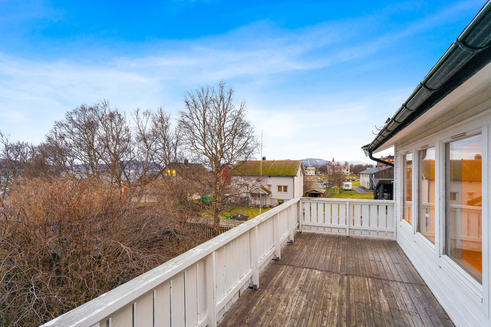 Med utgang fra stuen har du denne romslige uteplassen Galleribilde