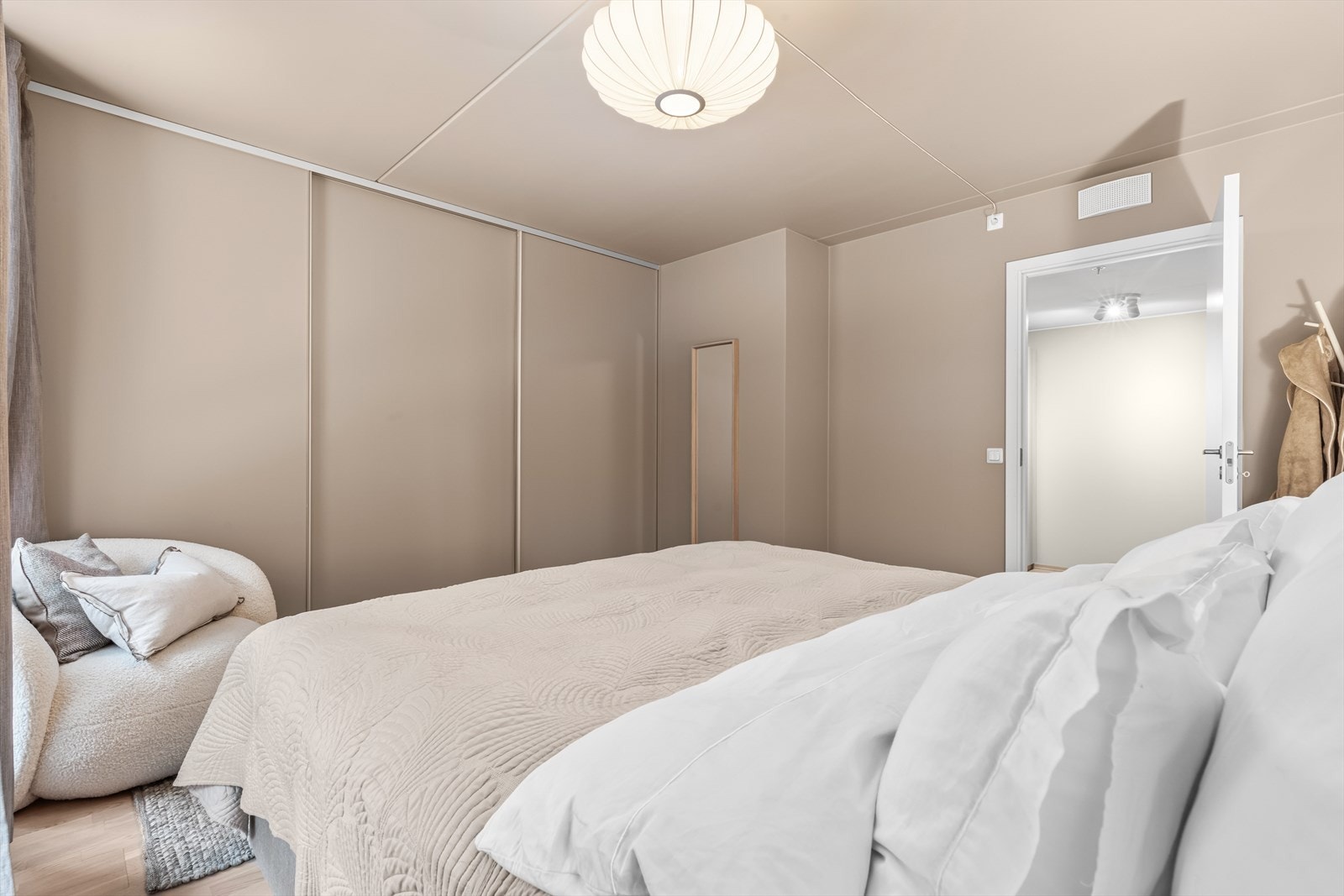 Overflatene er malt i en behagelig fargetone som skaper en rolig atmosfære. Galleribilde