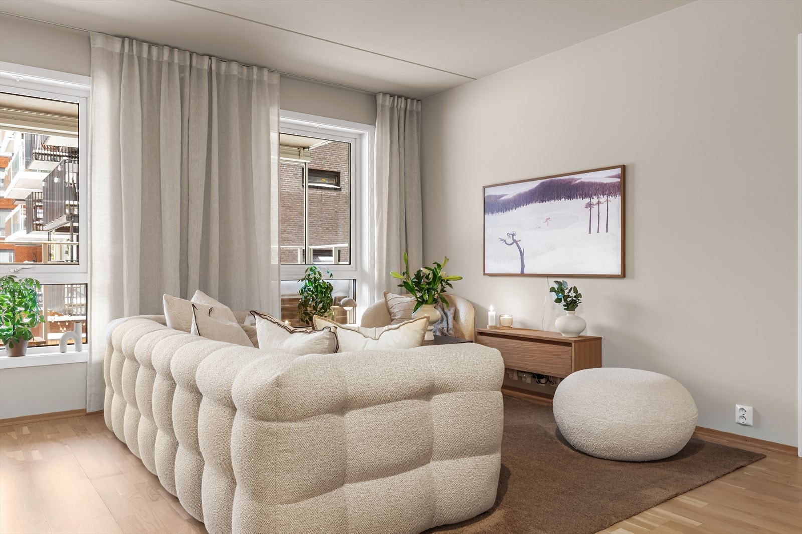 Det er god plass til sofagruppe, spisebord, tv-møbler og øvrig møblement i rommet. Galleribilde