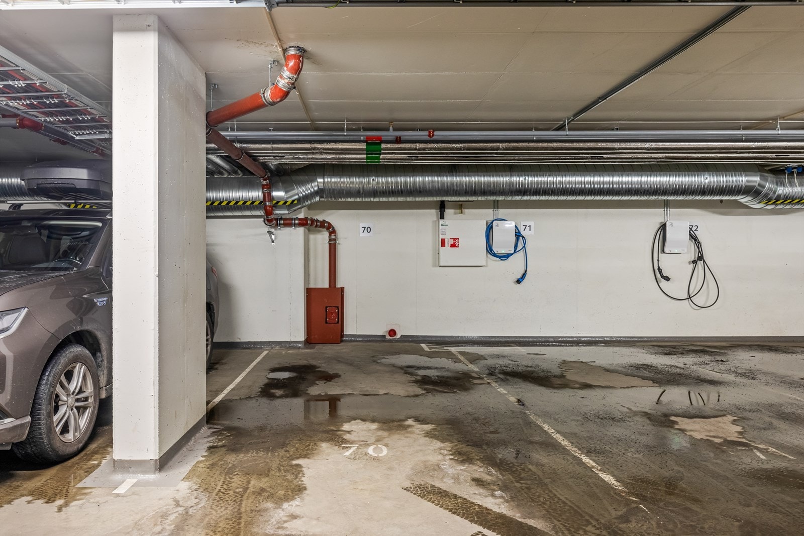 Det medfølger en parkeringsplass i felles garasjeanlegg. Galleribilde