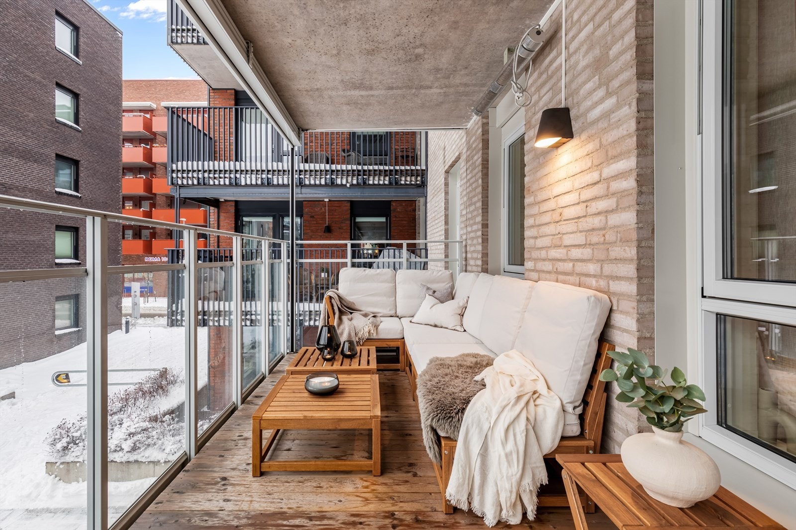 Balkongen har god plass til ulike utemøbler, planter og grill. Galleribilde