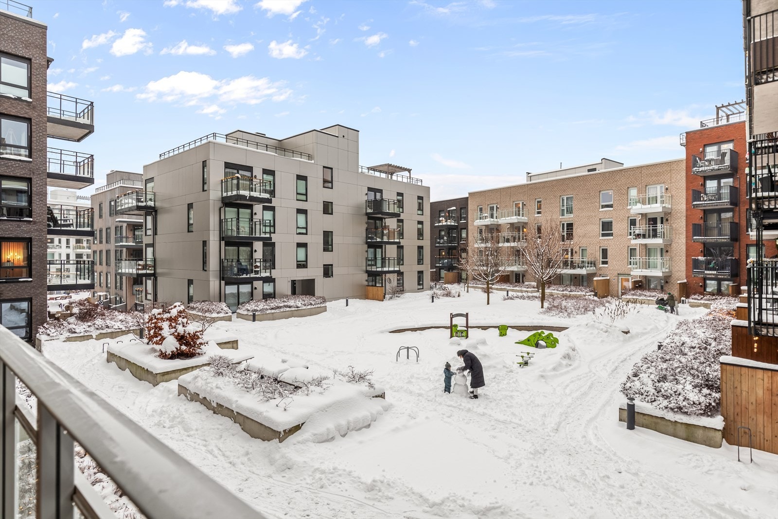 Hyggelig utsyn mot flotte fellesarealer. Galleribilde