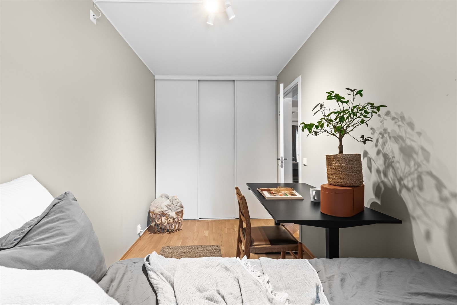 Det er rikelig med skapplass i den plassbygde skyvedørsgarderoben. Galleribilde