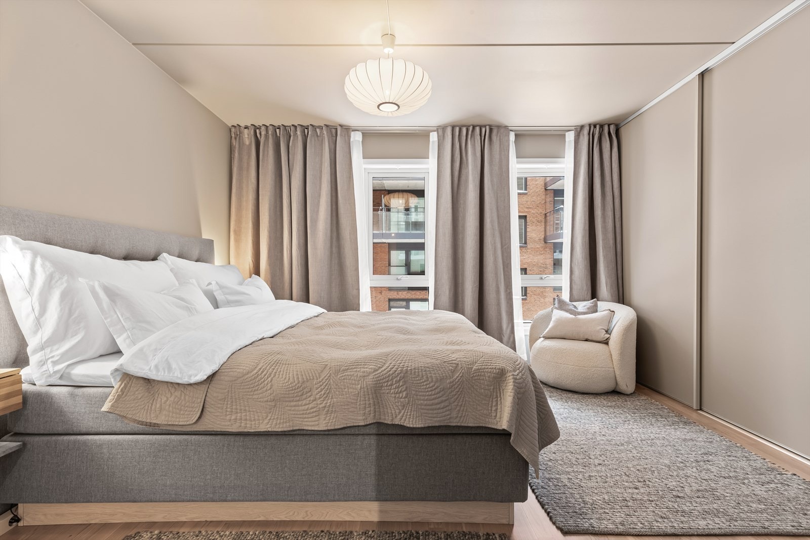 De store vindusflatene sørger for godt med naturlig lys. Galleribilde