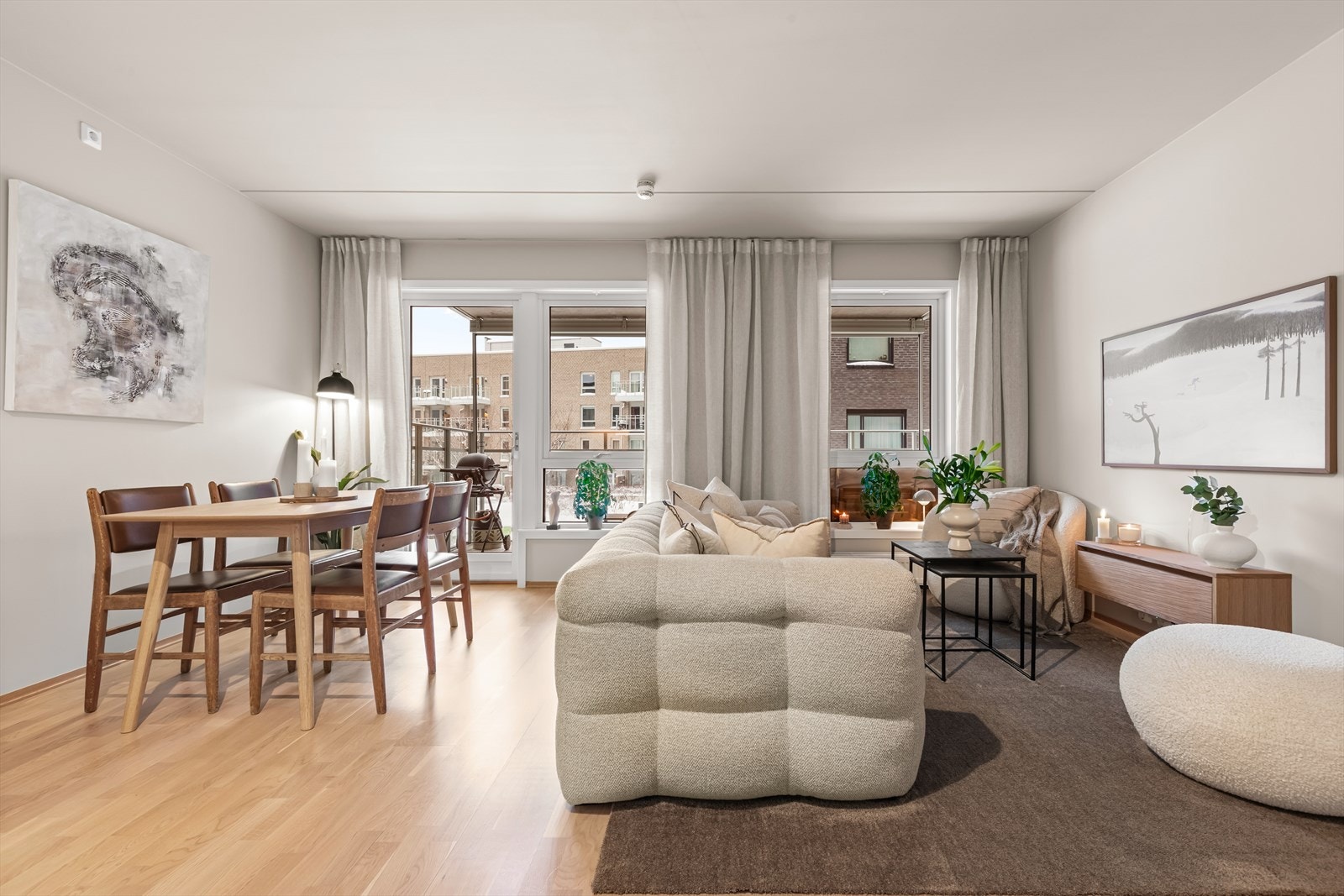 Stuen er et lyst og innbydende oppholdsrom med store vindusflater og god takhøyde, som gir en luftig romfølelse. Galleribilde