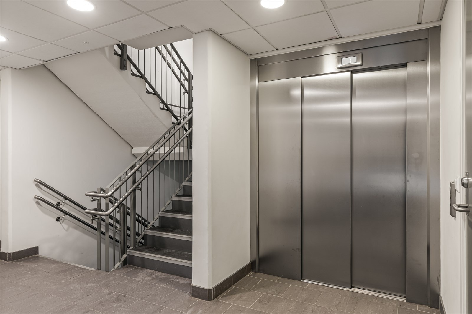 Leiligheten har enkel tilgang med heis opp til leiligheten. Galleribilde