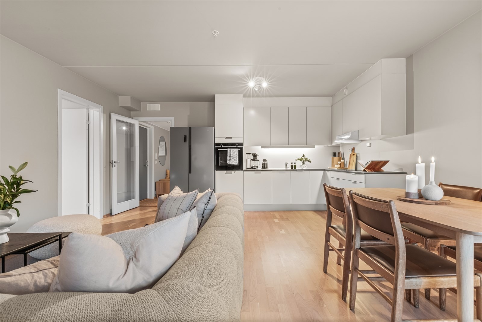 Overflatene er malt i en lun og delikat fargetone og gulvet er dekket med pen parkett. Galleribilde