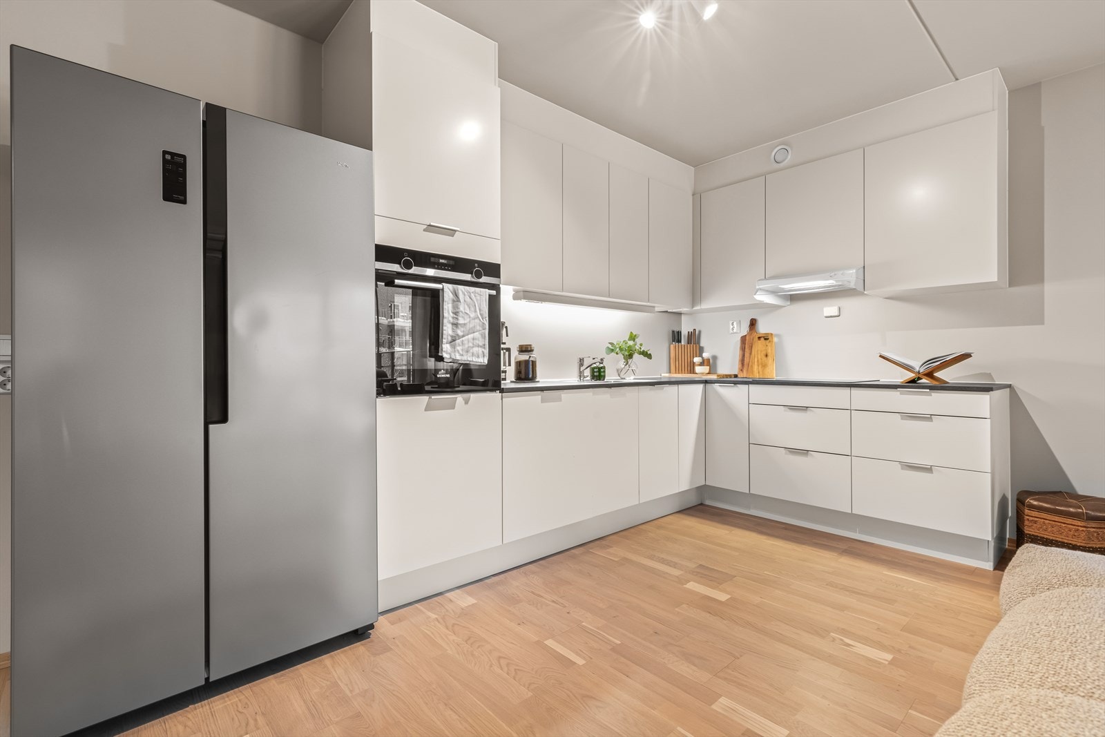 Stilrent Sigdal kjøkken fra byggeåret med en funksjonell og praktisk utforming med rikelig med skap- og benkeplass. Galleribilde