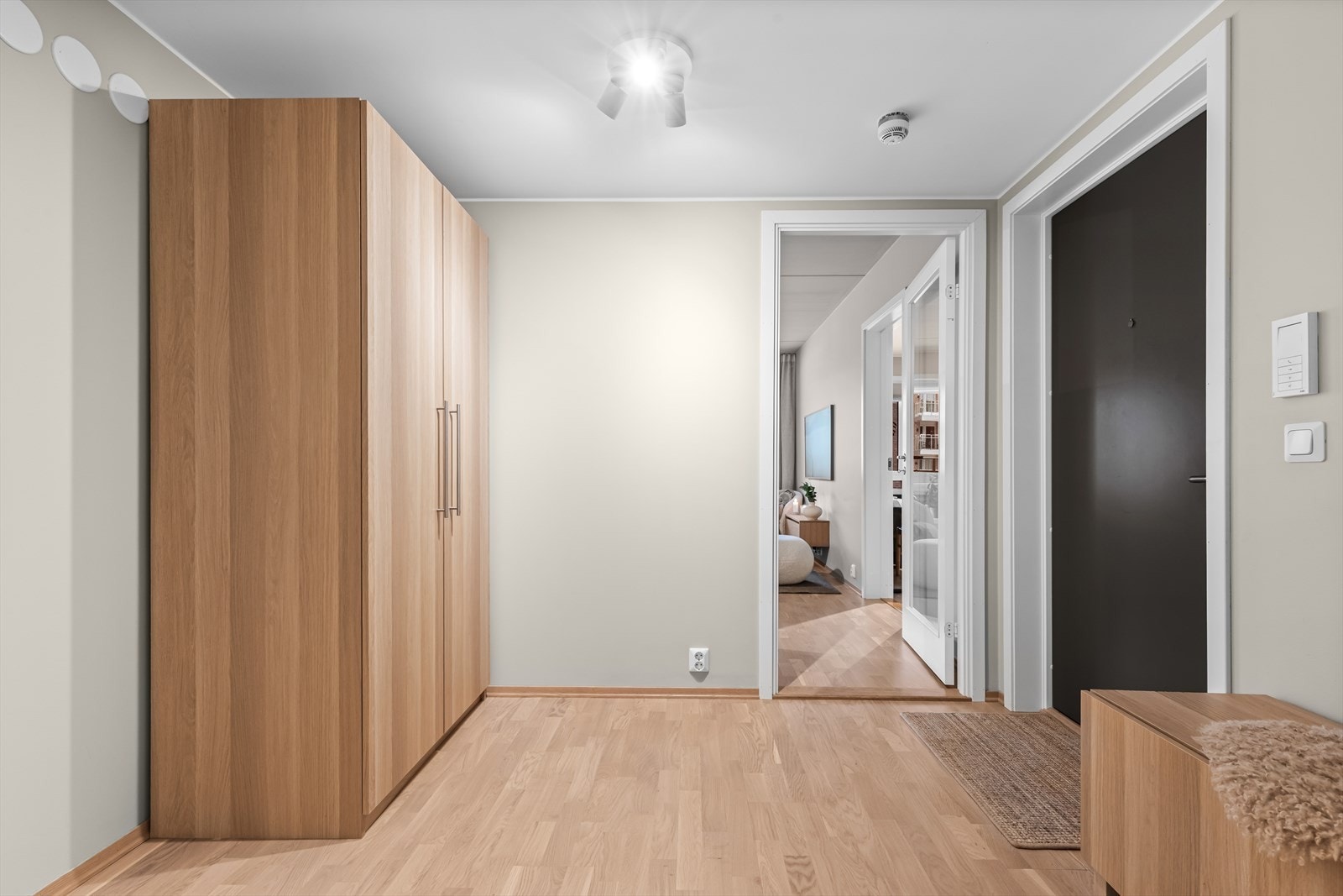 Flott entré med god plass til oppbevaringsmøbler, som gjør det enkelt å holde det ryddig. Galleribilde