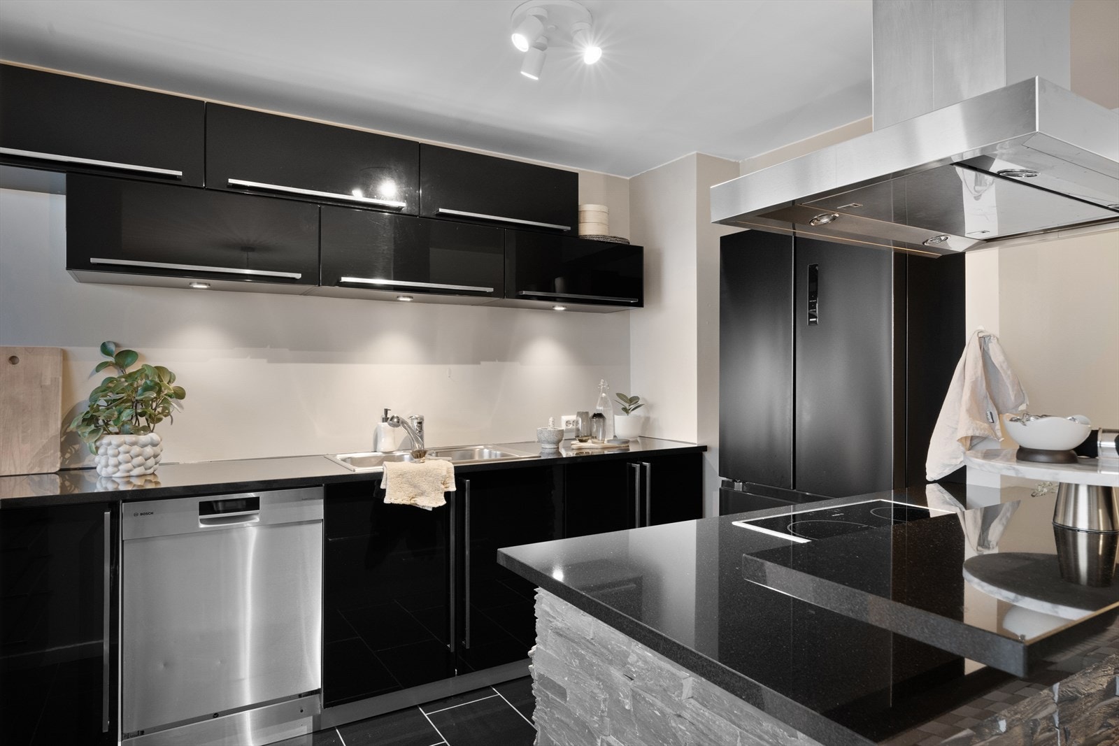 Høyglans kjøkken med lekre detaljer. Galleribilde