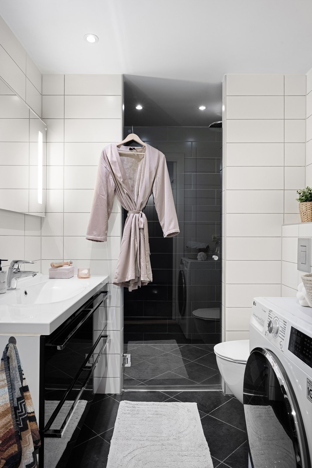 Delikat, helfliset bad med stor dusj. Opplegg for vaskemaskin. Galleribilde