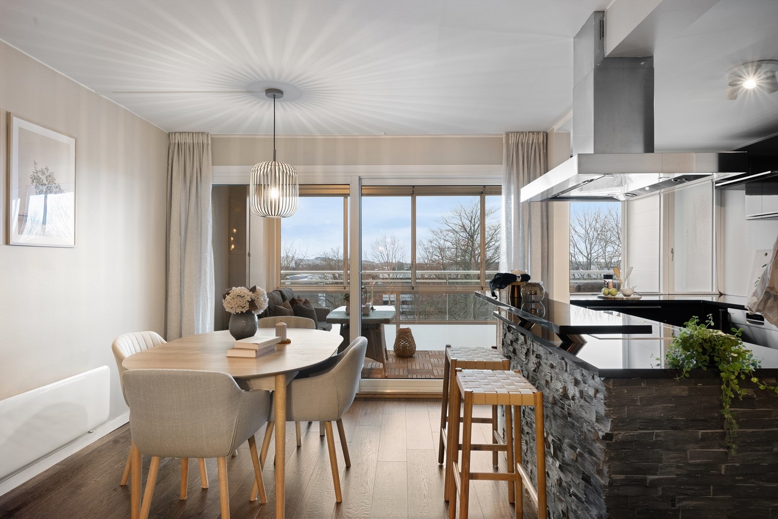 Direkte utgang til innglasset balkong med flott utsikt. Galleribilde