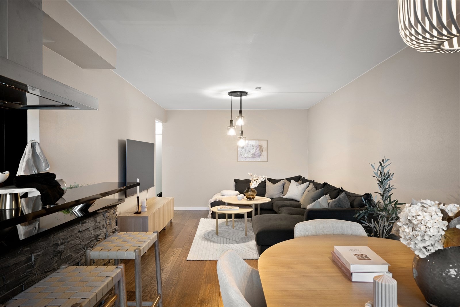 Innbydende og innholdsrik endeleilighet med sentral og populær beliggenhet på Eiganes. Galleribilde