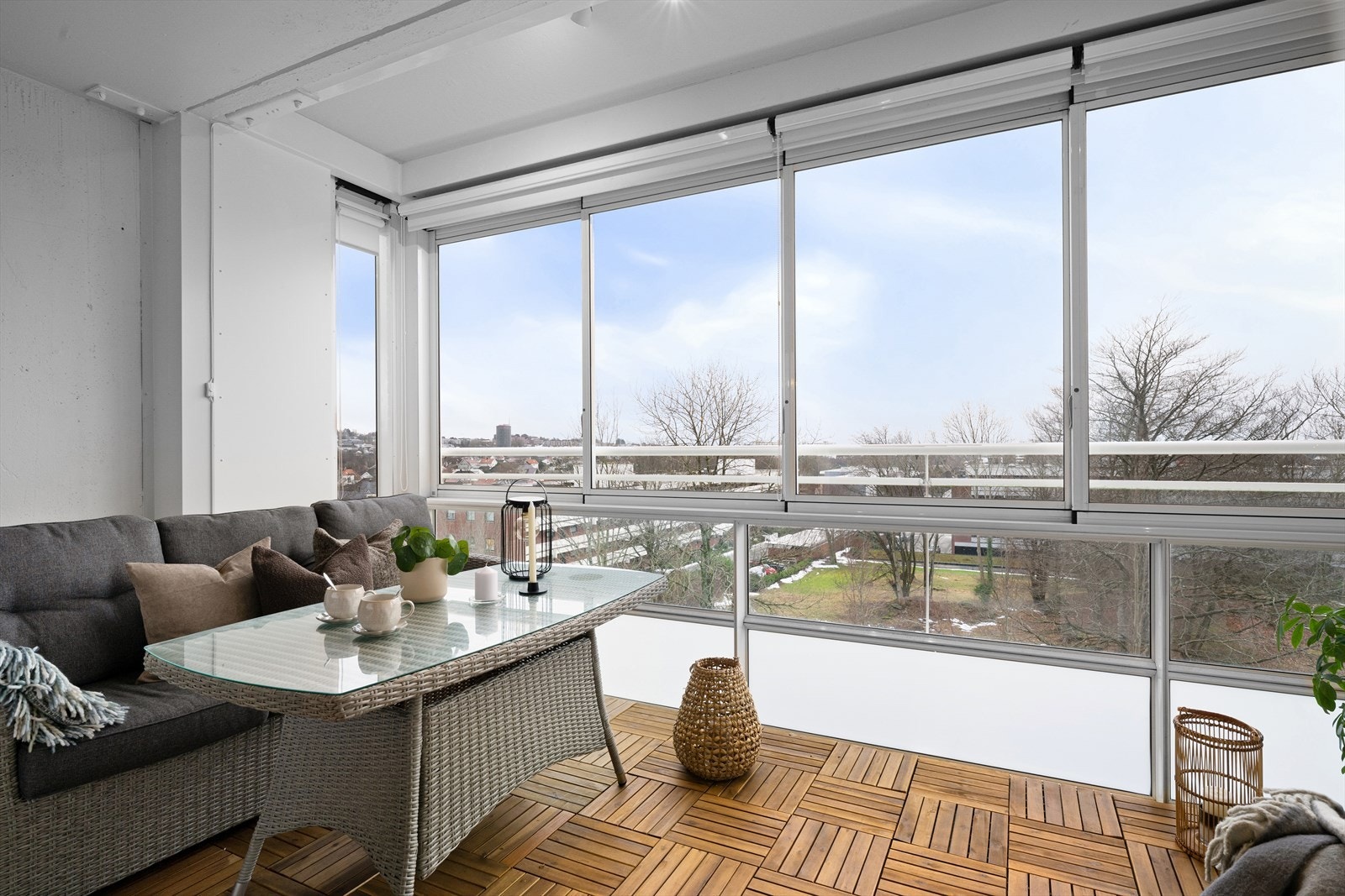 Leiligheten er lys og luftig med store vindusflater. Galleribilde