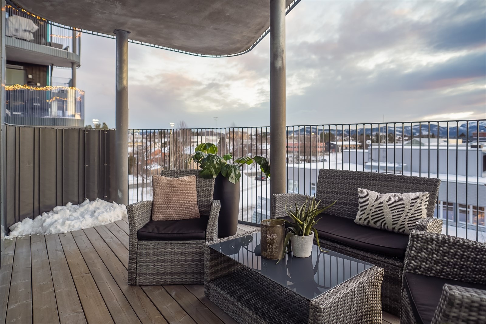 Her er det god plass til sittegruppe, grill og annet ønsket møblement. Galleribilde