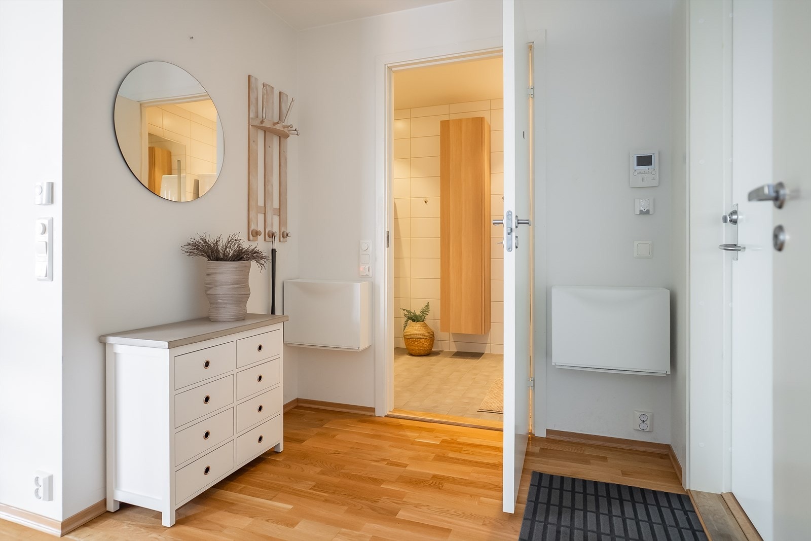 Leilighetens entrè gir gode muligheter for oppbevaring av yttertøy og sko. I tillegg har leiligheten en sportsbod i kjeller på 5 m² for ekstra plass til oppbevaring. Galleribilde