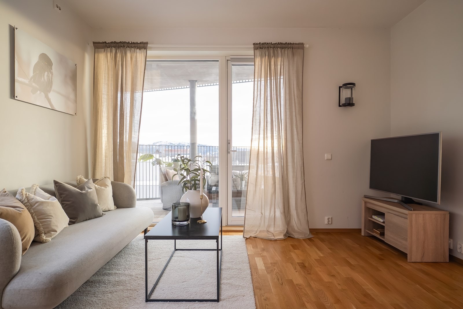 Rause vindusflater sørger for rikelig med naturlig lys. Galleribilde