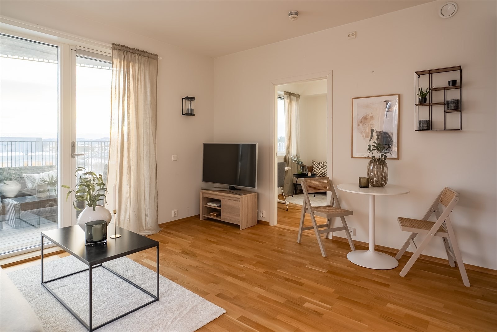 Leiligheten har en åpen stue-kjøkken løsning på 17m². Galleribilde