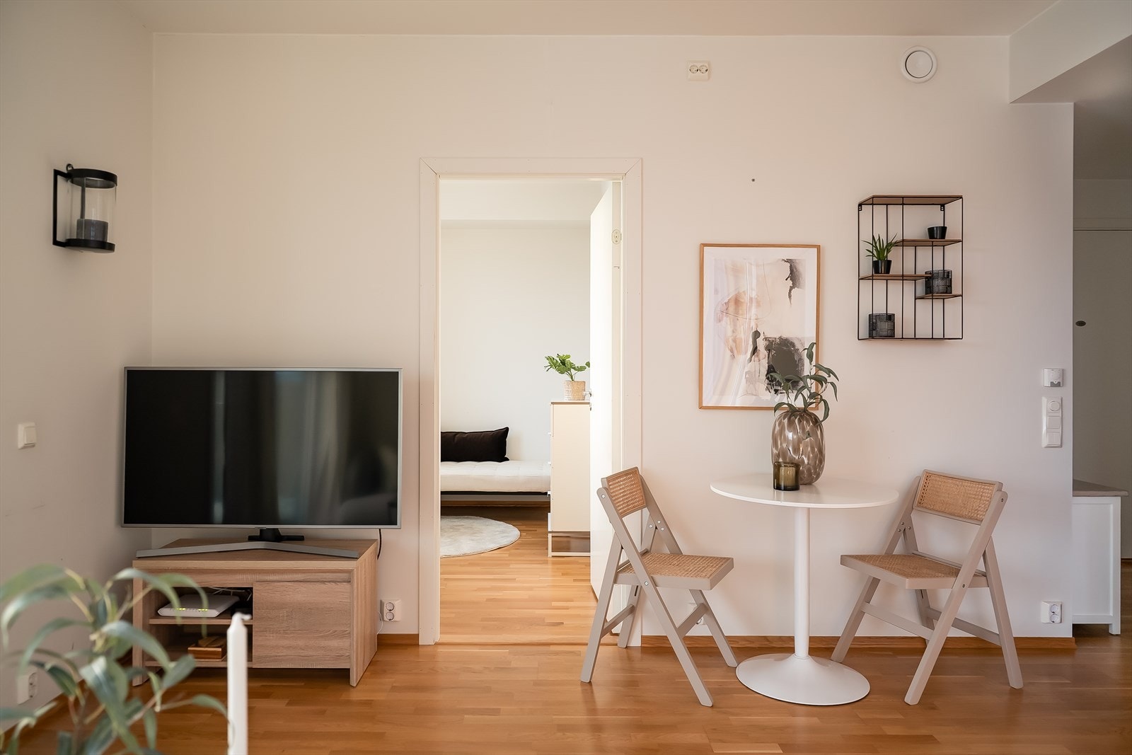 I direkte tilknytning til stuen finner man leilighetens andre soverom. Galleribilde