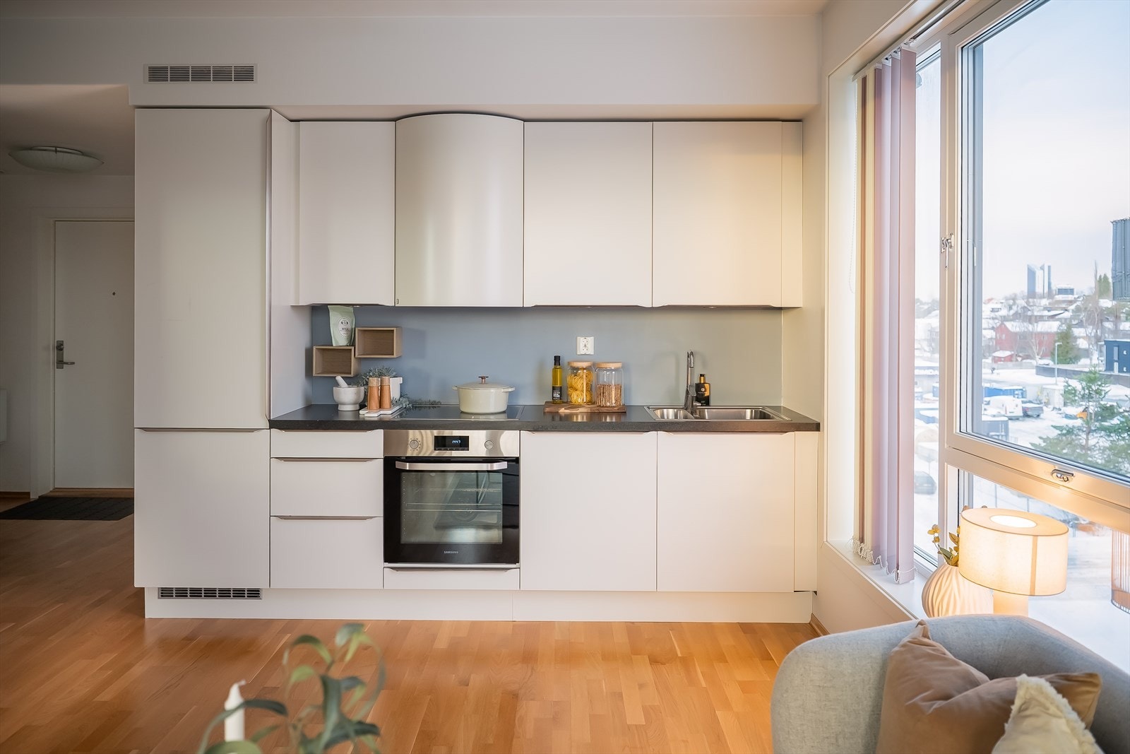 Stilrent og moderne kjøkken med integrerte hvitevarer. Galleribilde