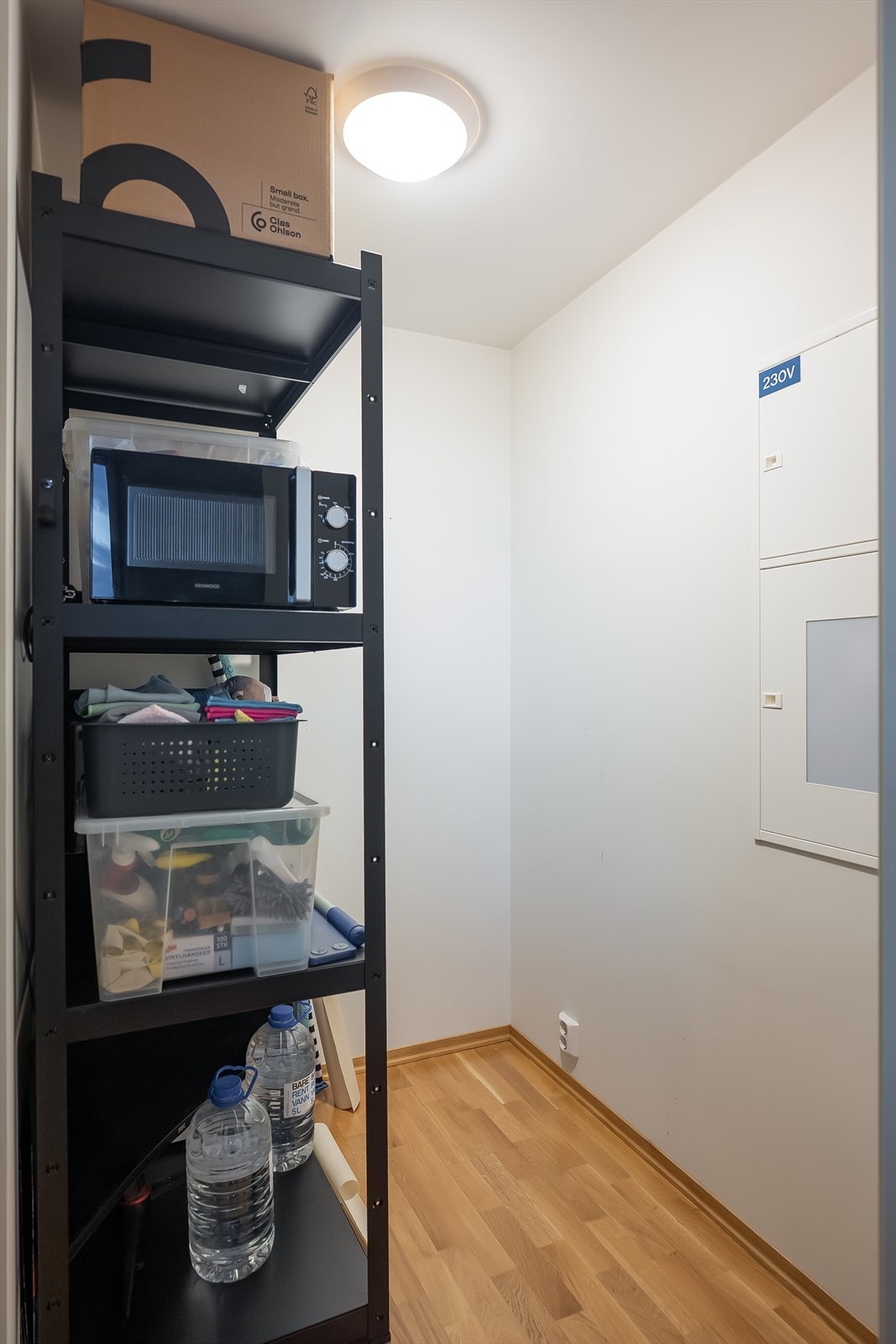 Fra soverom to er det adkomst til leilighetens innvendige bod. Galleribilde