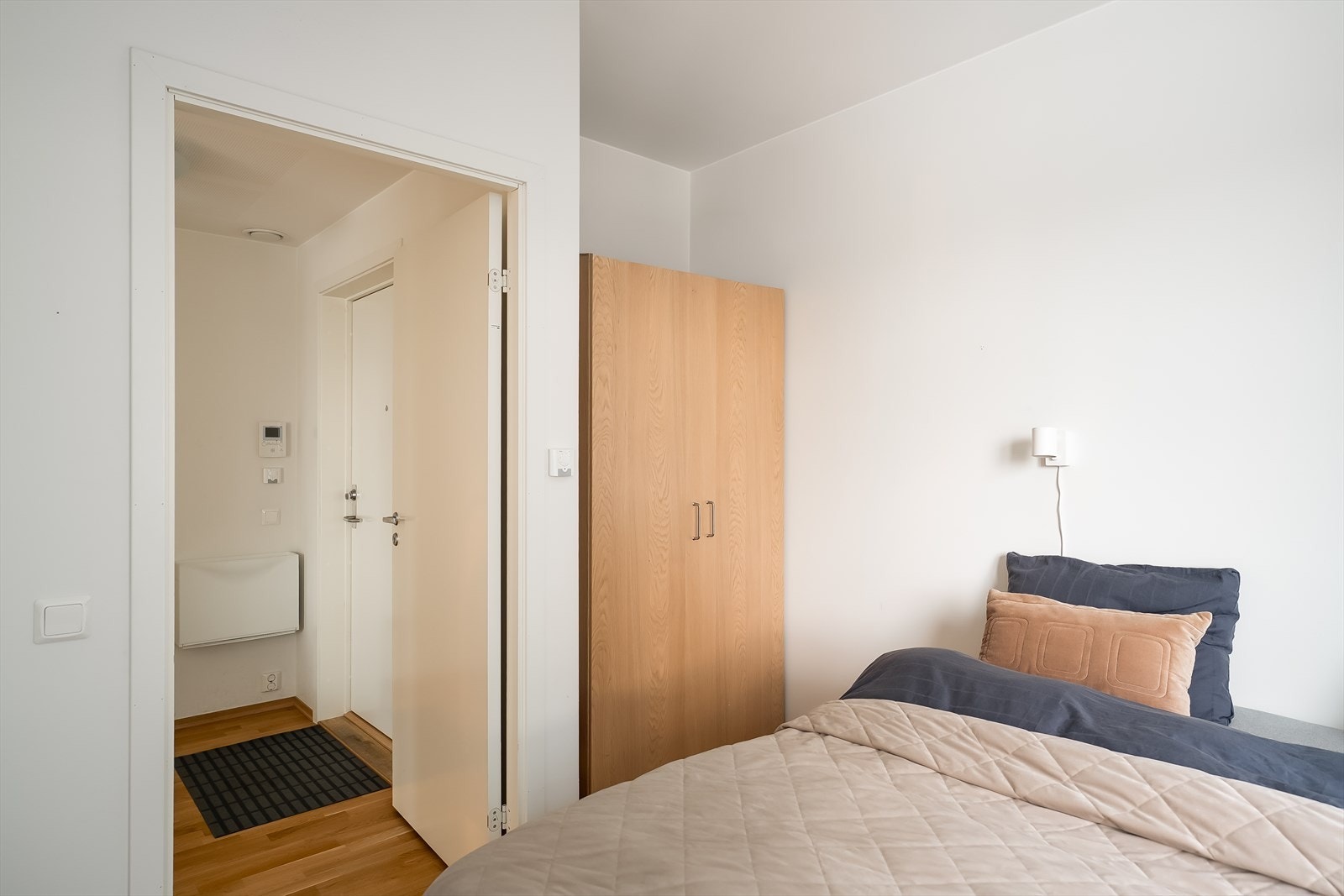 Romløsningen gir en naturlig plassering av garderobeløsningen. Galleribilde