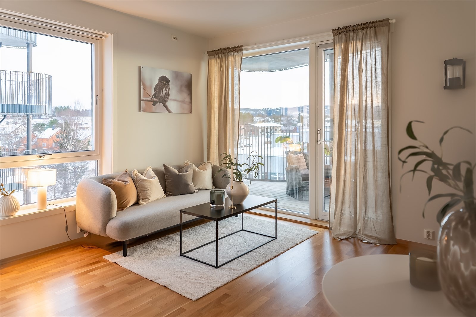 Balkongen ligger i direkte tilknytning til stuen, noe som gir en luftig romfølelse og balkongen vil fungerer som en naturlig forlengelse av stuen på varme sommerdager. Galleribilde