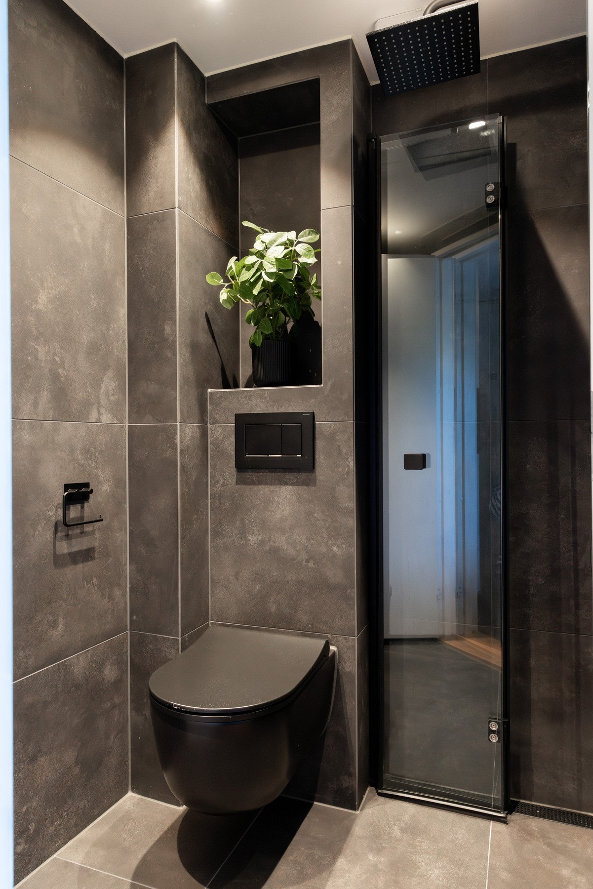 Badet er moderne og renovert i 2021, med stilrene materialvalg og høy standard Galleribilde