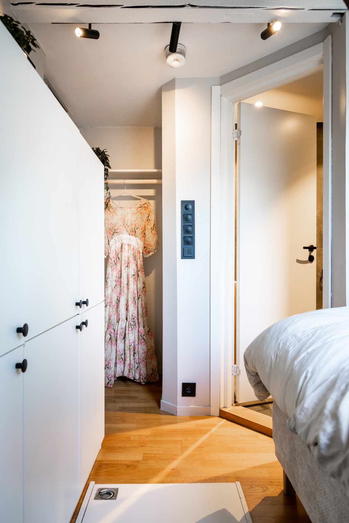 Soverommet ligger i leilighetens øvre plan, vender mot stille og rolig bakgård og fremstår som en rolig og tilbaketrukket sone. Galleribilde