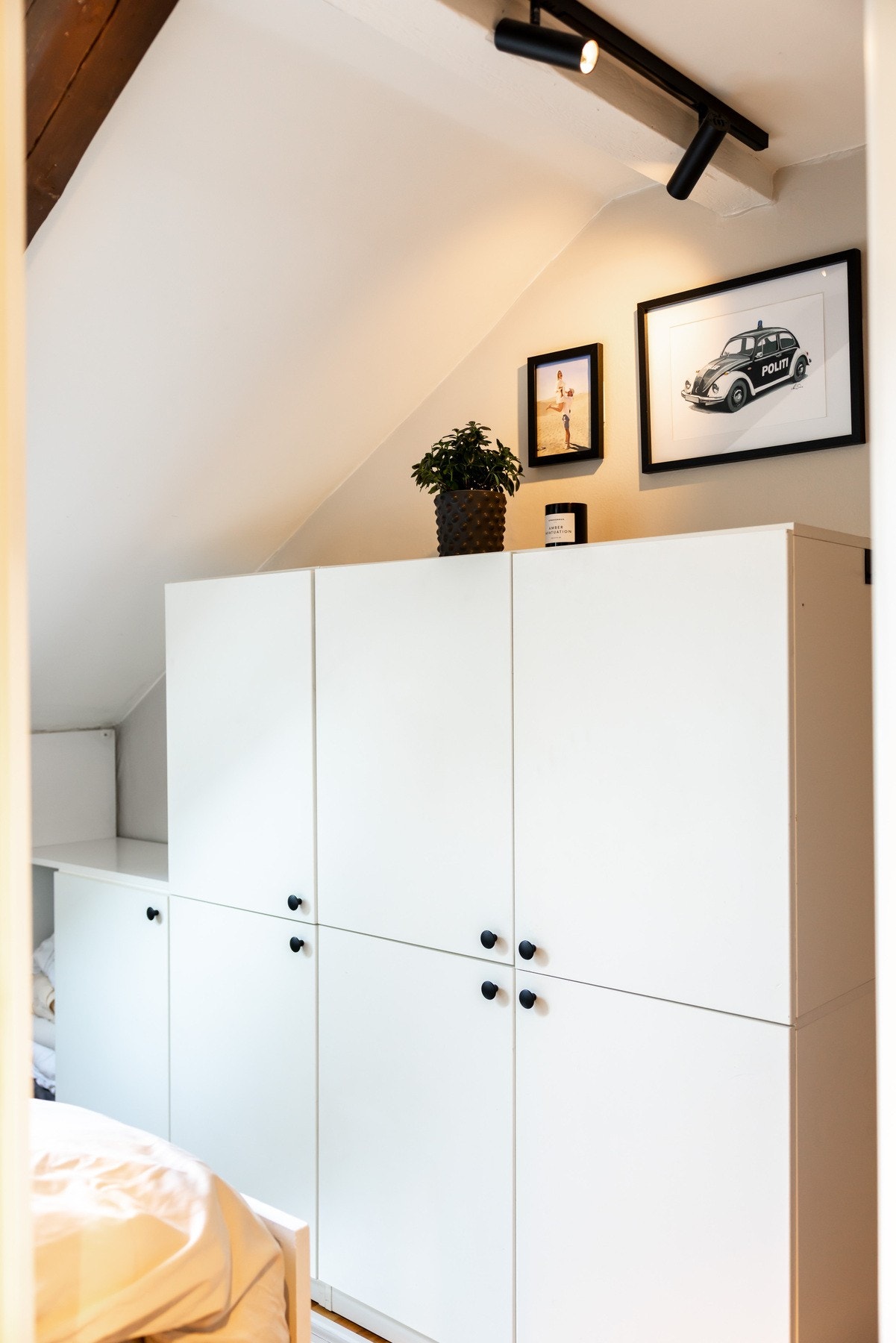 Soverommet er praktisk innredet med plassbygde garderobeskap som gir rikelig med oppbevaringsplass. Galleribilde