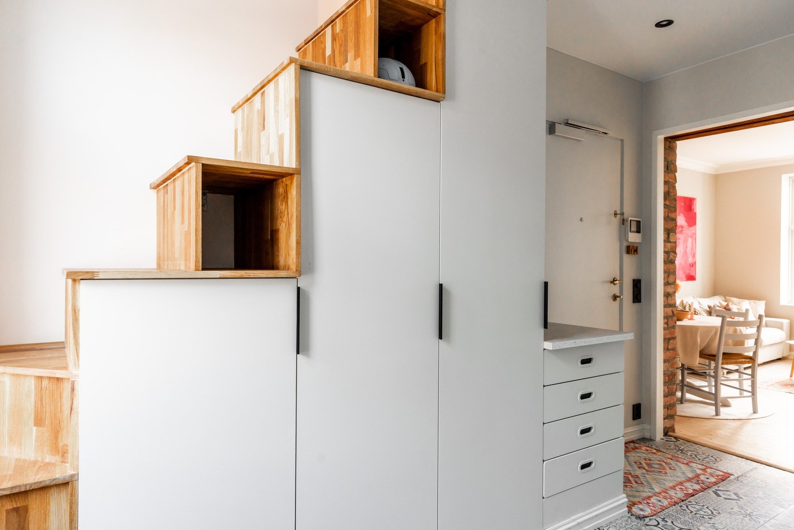 Godt med skap for oppbevaring i tilknytning til trappen opp til 4. etasje. Galleribilde