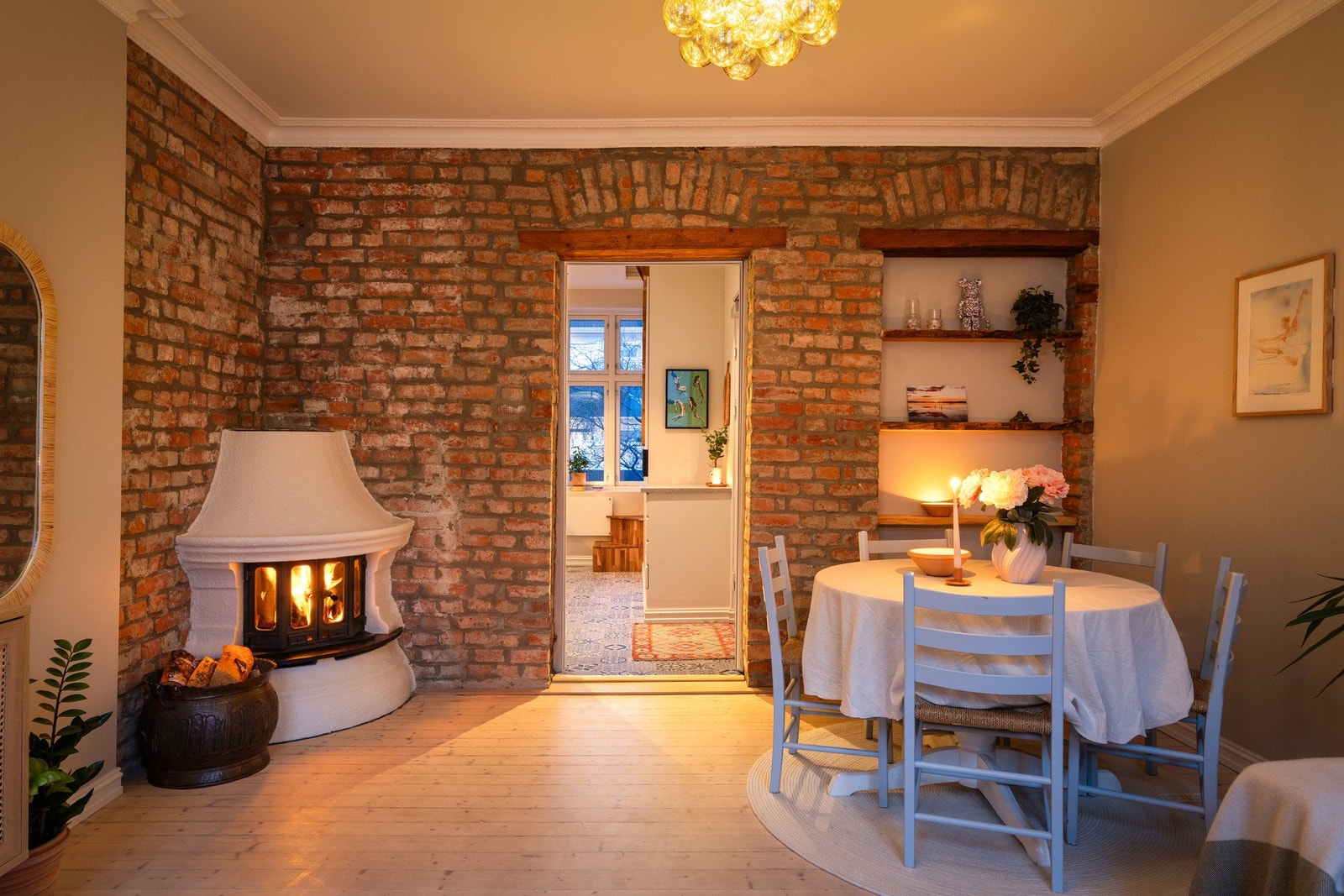 Stuen er romslig og svært innbydende, med god takhøyde som gir en luftig og behagelig romfølelse. Galleribilde