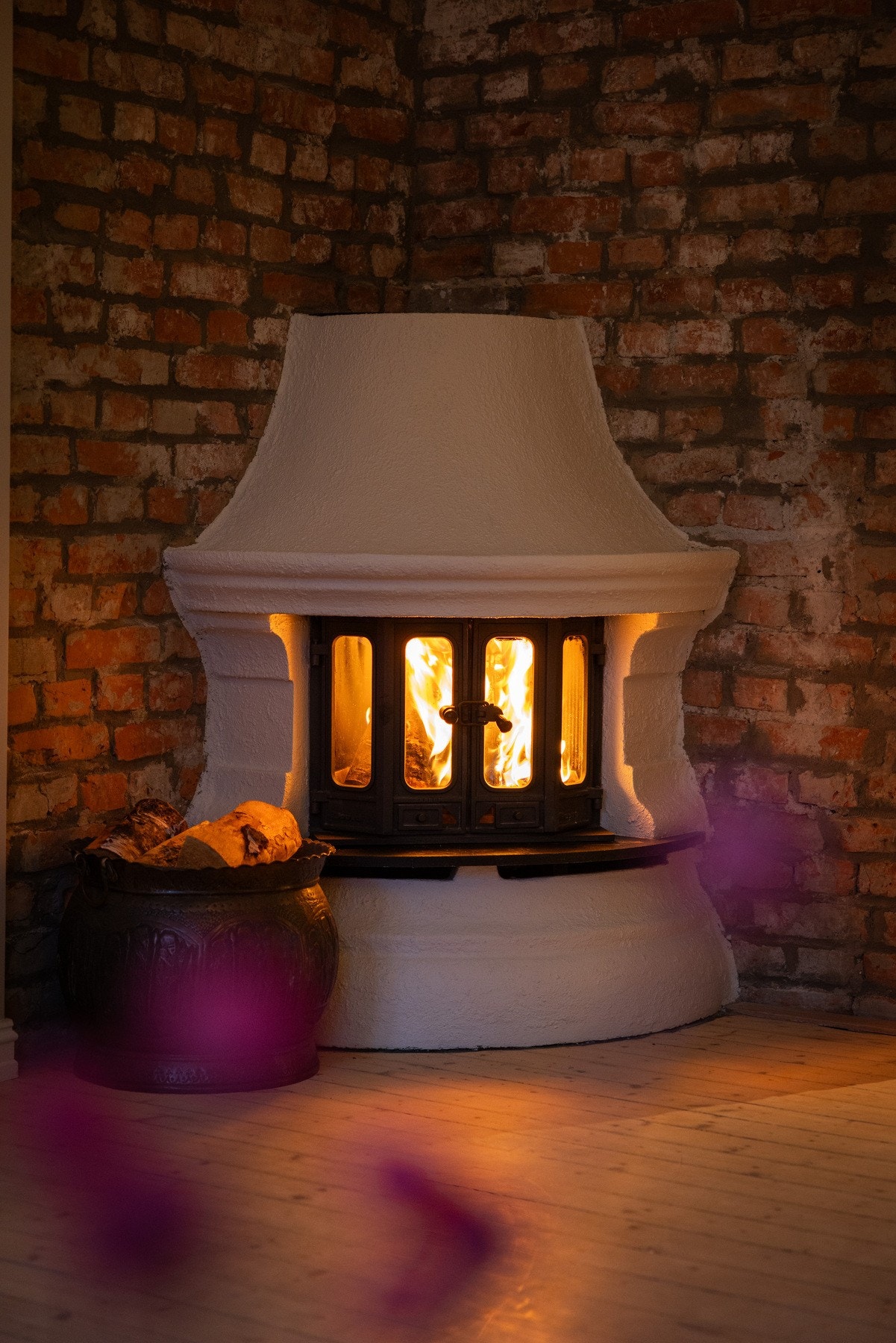 Peisen er et naturlig blikkfang og bidrar til en lun og hyggelig atmosfære på kjølige dager. Galleribilde