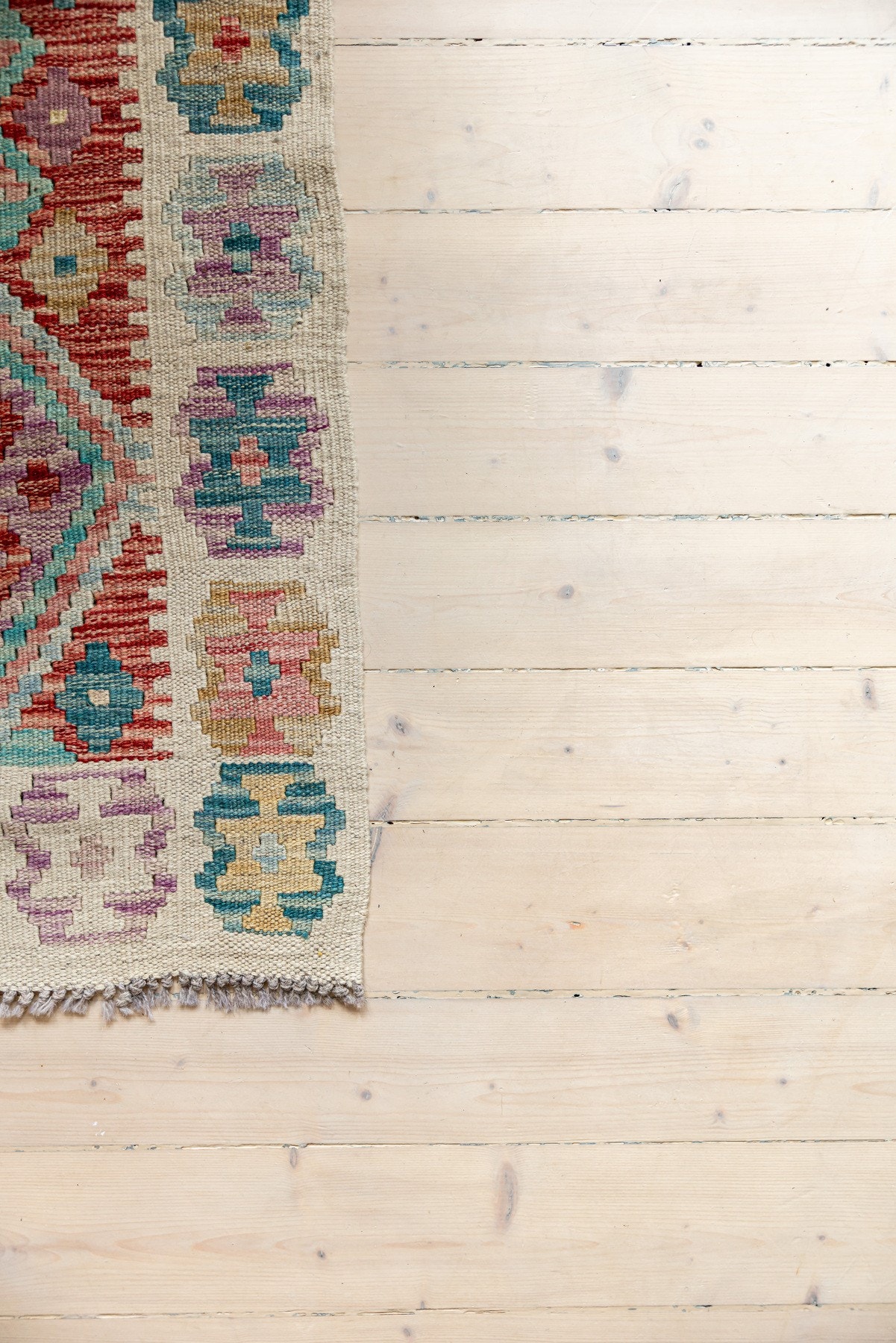 Originale gulv i stuen i god stand - nok et sjarmerende smykke ved leilighetens mange kvaliteter Galleribilde